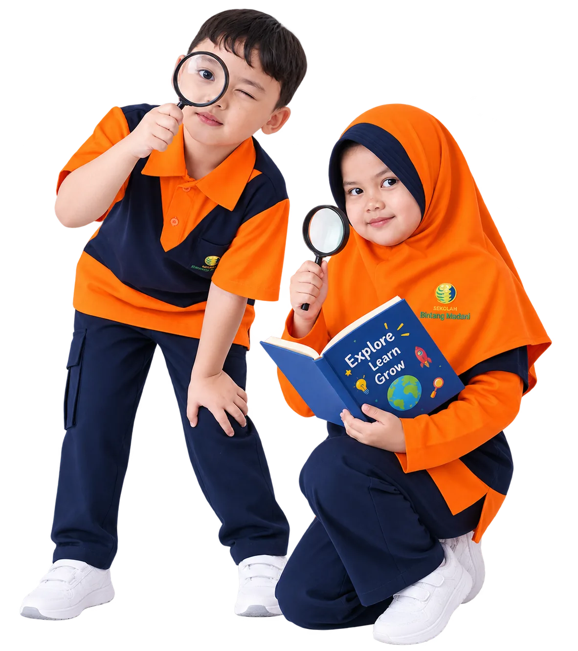 Siswa SD Bintang Madani mengamati dengan kaca pembesar