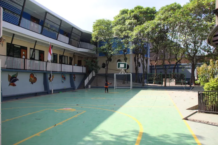 Halaman dan lapangan Sekolah Bintang Madani