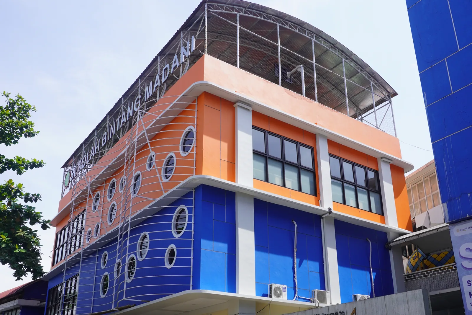 Suasana kampus Sekolah Bintang Madani