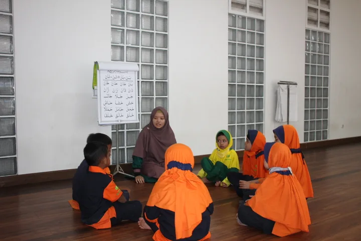 Murid SD duduk melingkar mengikuti kelas UMMI bersama ustazah