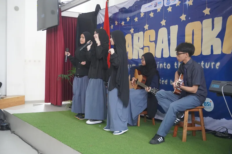 Murid SMA BM Omni tampil bermusik di panggung Karsaloka