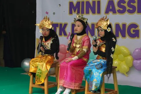 Dua murid TK mengenakan busana adat di panggung Mini Assembly