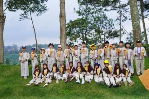 Foto bersama murid SD berseragam putih di halaman