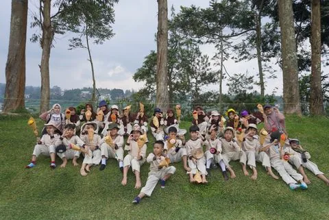 Foto bersama murid SD di lapangan berumput