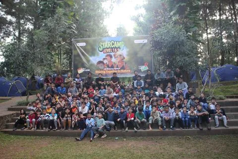 Foto bersama murid SD di lokasi perkemahan