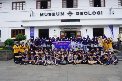 Foto bersama murid SMP di halaman Museum Geologi Bandung
