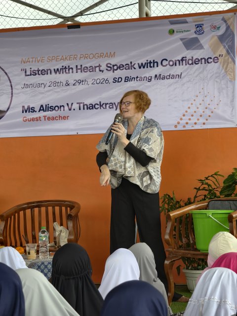 Listen with Heart, Speak with Confidence: Belajar Bahasa Inggris Bersama Ms. Allison V. Thackray