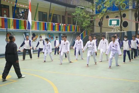 Latihan bela diri murid SMP di lapangan sekolah
