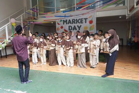 Murid SD berbaris di depan panggung Market Day