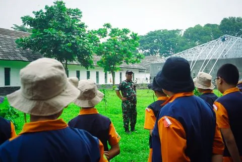 Murid SD berbaris di lapangan rumput saat latihan kepemimpinan