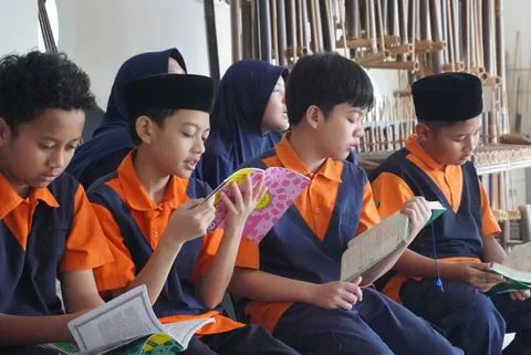 Murid SD menyimak bacaan teman dalam kelompok kecil