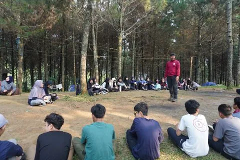 Murid SMA berkumpul di hutan pinus saat kegiatan perkemahan