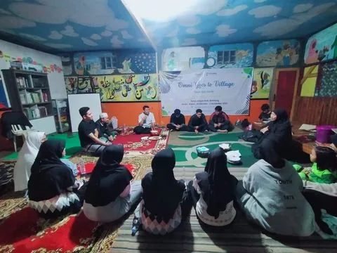 Murid SMA mengikuti pertemuan warga di balai desa