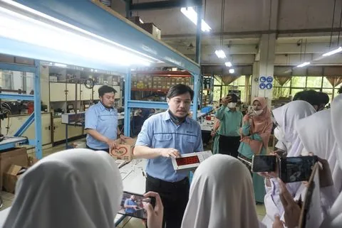 Murid SMA menyimak penjelasan teknisi di lantai produksi