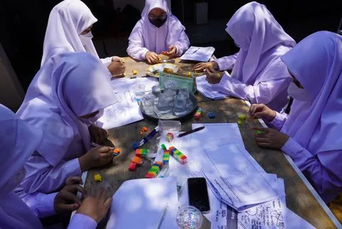 Murid SMA merakit model dalam kerja kelompok