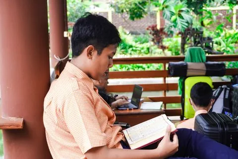 Murid SMP membaca Al-Qur'an saat kegiatan tahfidz