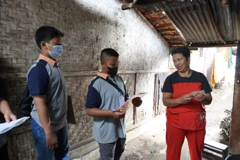 Murid SMP mencatat hasil wawancara bersama warga desa