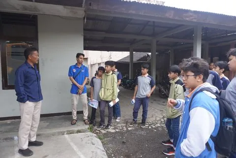 Murid SMP menyimak penjelasan di area produksi pabrik