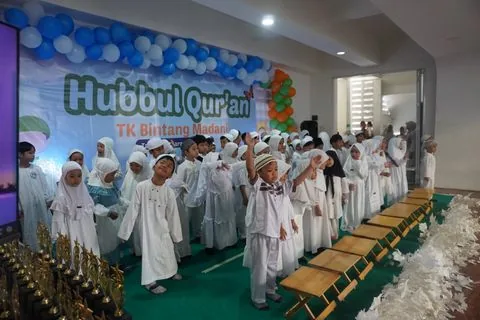 Murid TK berbaris pada acara Hubbul Qur'an di aula sekolah
