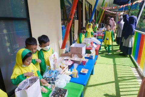 Murid TK menata dagangan di stan Market Day