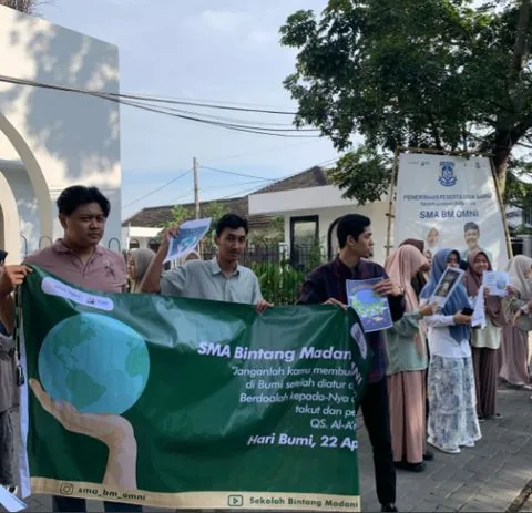 Foto berita: Peduli Bumi, Siswa BM Omni Lakukan Aksi Flashmob Inspiratif
