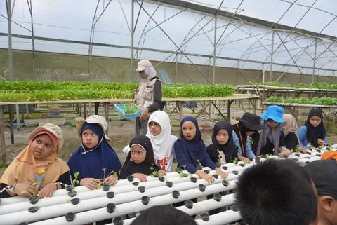 Foto berita: Siswa Level 2 Sekolah Bintang Madani menjelajahi dunia pertanian dan petualangan di EduKidzment!